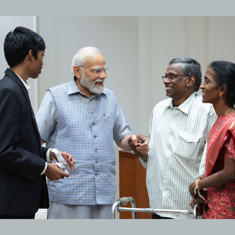 ক্রীড়ামন্ত্রকের পাশাপাশি প্রজ্ঞানন্দ আমন্ত্রণ পেয়েছিলেন প্রধানমন্ত্রীর নরেন্দ্র মোদীর সঙ্গে সাক্ষাতের। বৃহস্পতিবার বাবা ও মাকে সঙ্গে নিয়ে গ্র্যান্ডমাস্টার পৌঁছে যান প্রধানমন্ত্রীর বাসভবনে। (ছবি: টুইটার)  