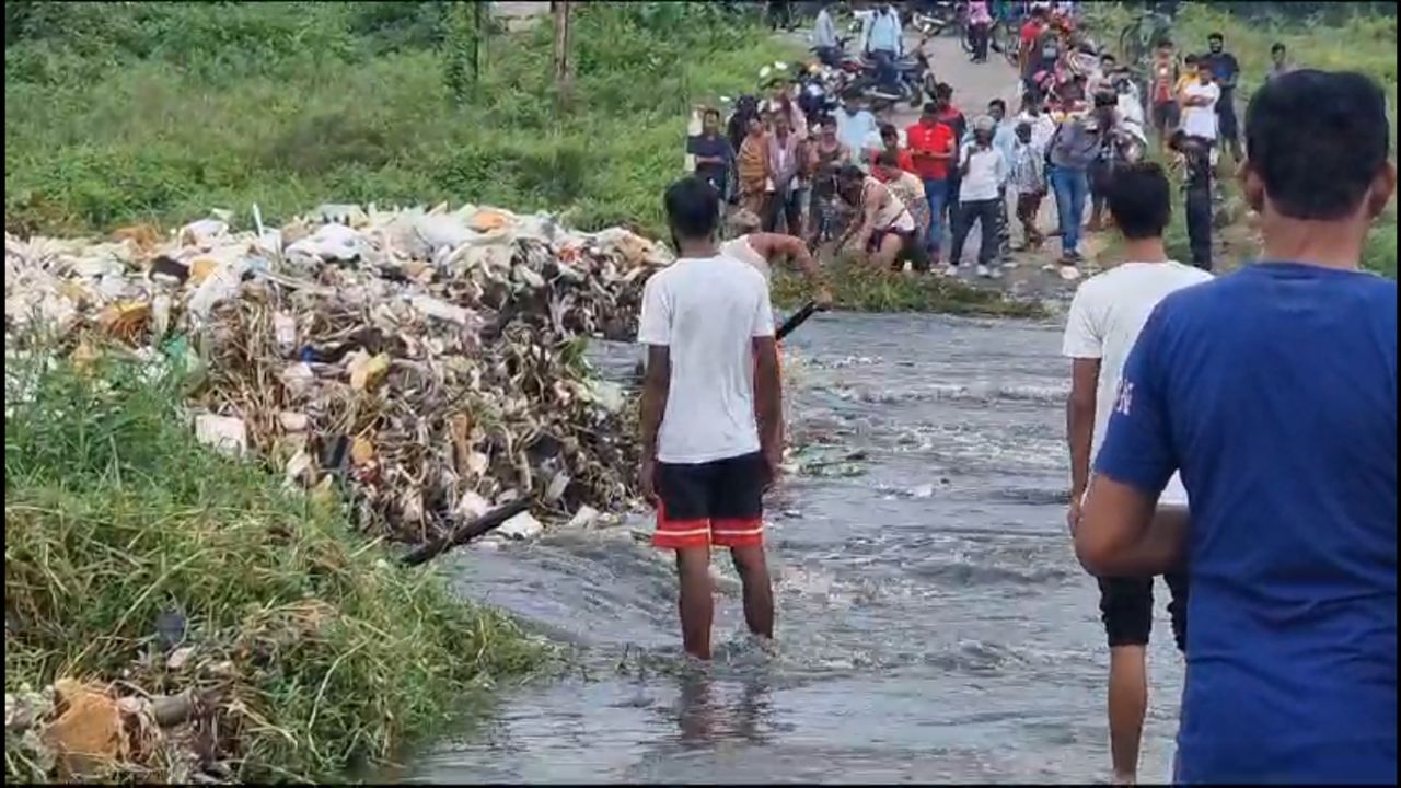 Raniganj: লাগাতার বৃষ্টিতে ডুবল সেতু, নুনী নদীর জলস্তর বাড়ায় মহা ফ্যাসাদে গ্রামবাসীরা