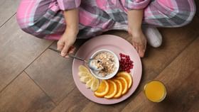 Food Digestion: মাটিতে বসেই খান Food Digestion: মাটিতে বসেই খান