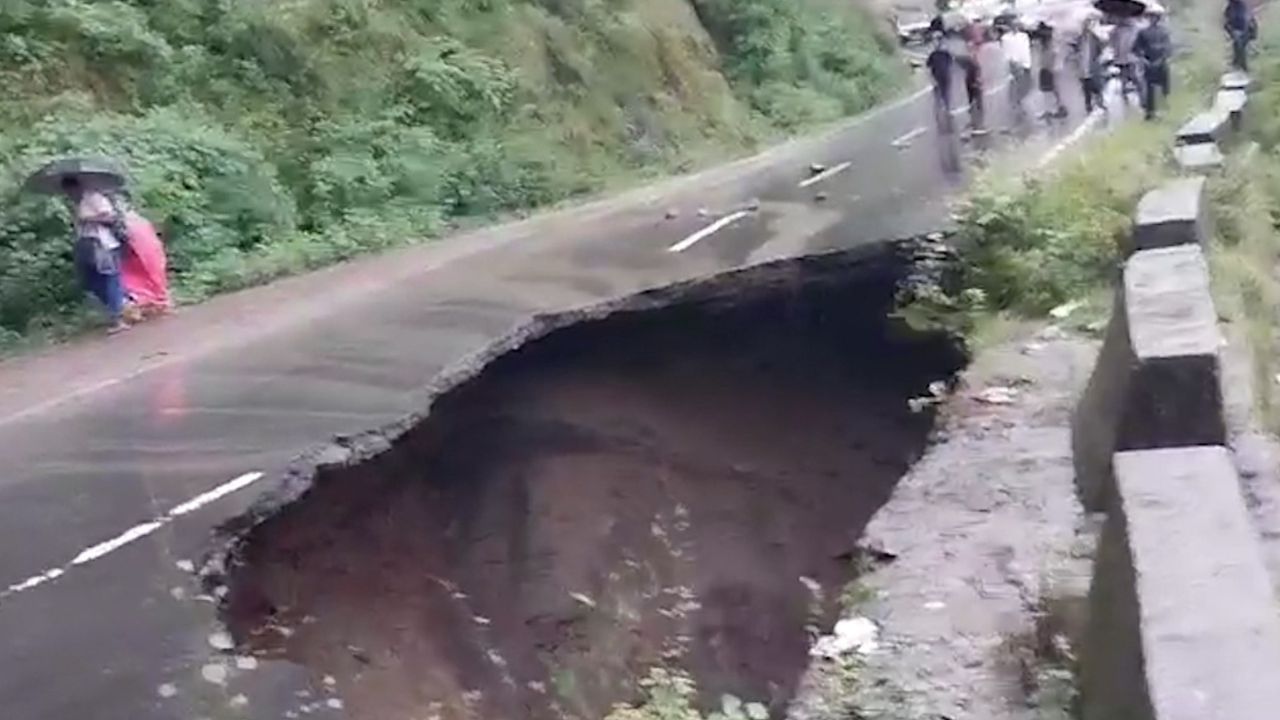 North Bengal: প্রবল বৃষ্টিতে দার্জিলিংয়ে ভাঙল রাস্তা, তিস্তায় পড়ল গাড়ি, বেহাল দশা উত্তরবঙ্গের