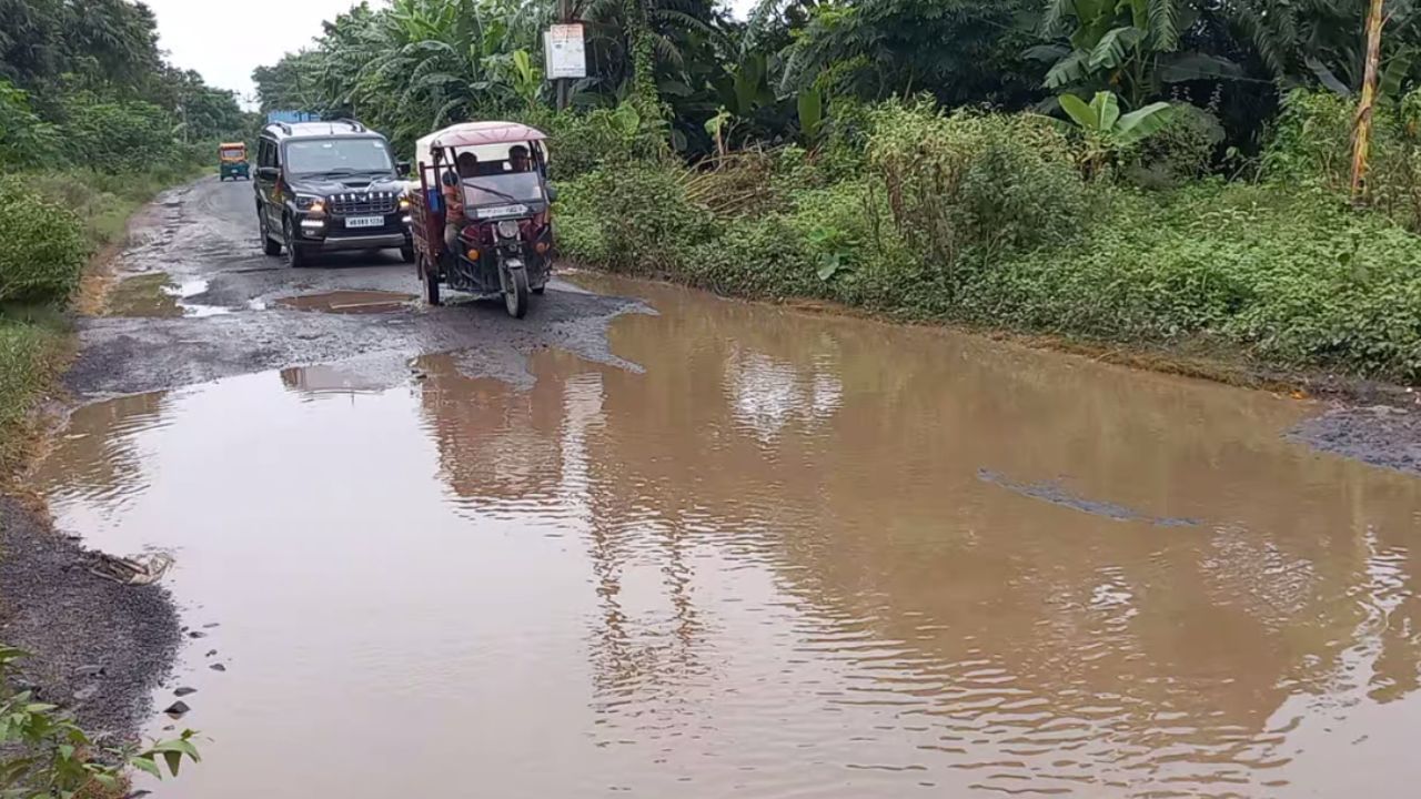Bhangar Road: এটা রাস্তা না ডোবা? Bhangar Road: এটা রাস্তা না ডোবা?