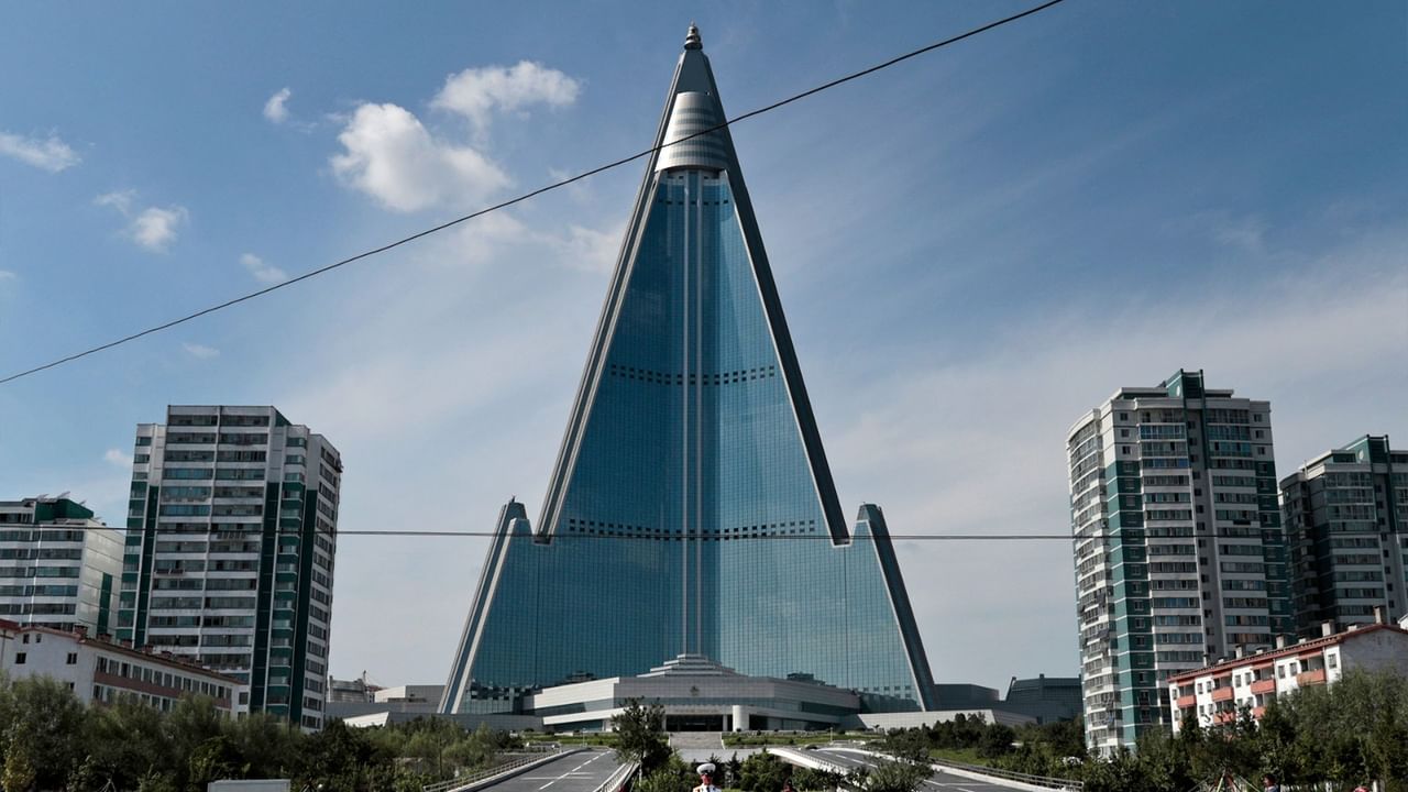 Ryugyong Hotel Fact: ২৫ বছরেও চালু হয়নি বিশাল হোটেল