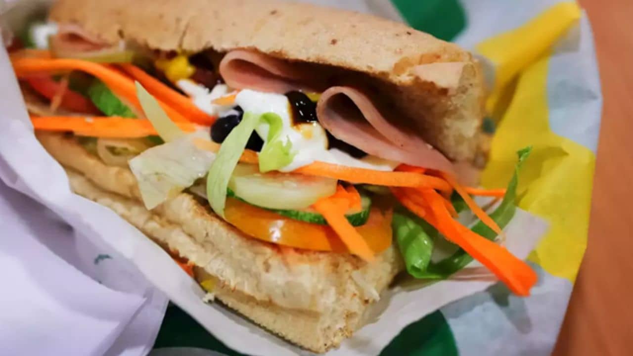 Inflation in Pakistan: মূল্যবৃদ্ধিতে জেরবার পাকিস্তানে স্যান্ডইউচের আকার নামল ৩ ইঞ্চিতে