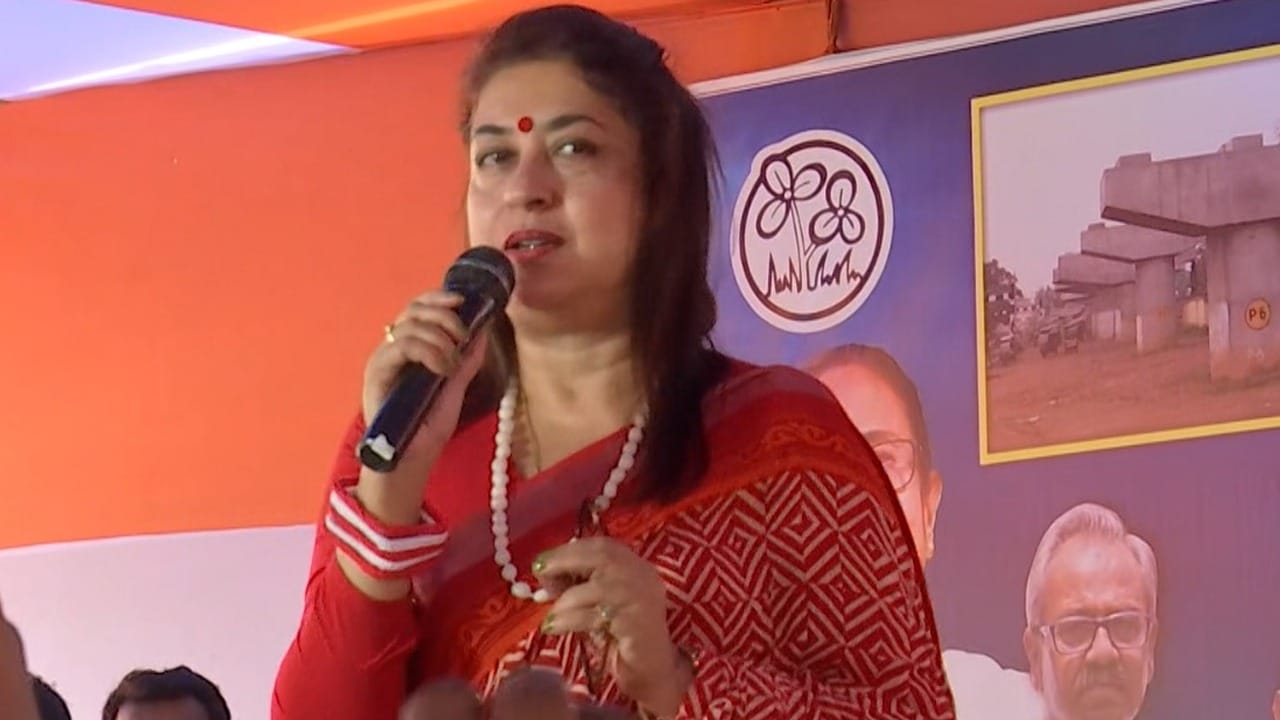 Satabdi Roy News: অবস্থান বিক্ষোভে সাংসদ Satabdi Roy News: অবস্থান বিক্ষোভে সাংসদ