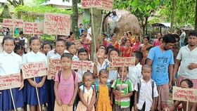 মদ খেয়ে স্কুলে প্রধান শিক্ষক, অভিযোগ তুলে অপসারণের দাবিতে বিক্ষোভ মদ খেয়ে স্কুলে প্রধান শিক্ষক, অভিযোগ তুলে অপসারণের দাবিতে বিক্ষোভ