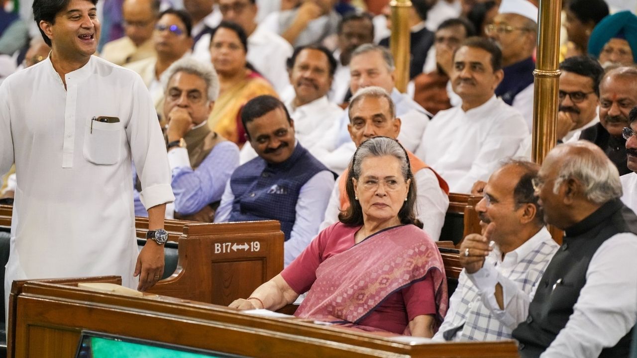 Sonia Gandhi: মহিলা সংরক্ষণ বিল নিয়ে বিতর্কে নেতৃত্ব দেবেন সনিয়া, তৃণমূলের তরফে বলবেন মহুয়া Sonia Gandhi: মহিলা সংরক্ষণ বিল নিয়ে বিতর্কে নেতৃত্ব দেবেন সনিয়া, তৃণমূলের তরফে বলবেন মহুয়া