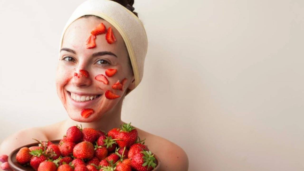 Strawberry For Skin: ত্বকে ম্যাজিক আনতে ব্যবহার করুন স্ট্রবেরি, কীভাবে ভাবছেন তো? রইল উপায়