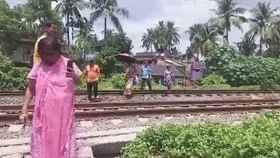বজবজ শিয়ালদা শাখায় ট্রেনের সামনে আচমকা ঝাঁপ, আত্মঘাতী মহেশতলার মহিলা বজবজ শিয়ালদা শাখায় ট্রেনের সামনে আচমকা ঝাঁপ, আত্মঘাতী মহেশতলার মহিলা
