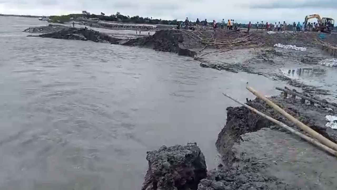 Sundarban: ক্ষতি ধানচাষে, মরছে মাছ, ৩০০ ফুটের বাঁধ ভাঙায় সিঁদুরে মেঘ দেখছেন সুন্দরবনবাসী Sundarban: ক্ষতি ধানচাষে, মরছে মাছ, ৩০০ ফুটের বাঁধ ভাঙায় সিঁদুরে মেঘ দেখছেন সুন্দরবনবাসী
