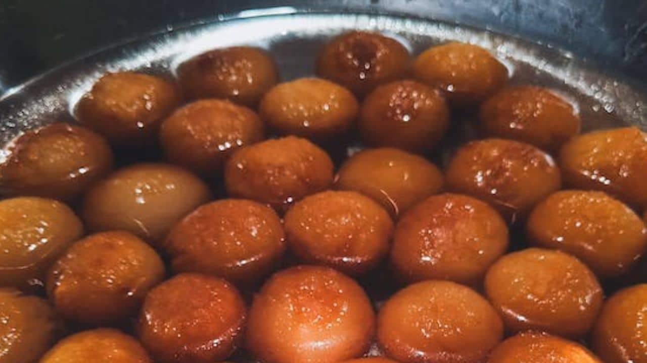 Sugar Price: মহার্ঘ হবে মিষ্টি! কোপ পড়তে পারে চিনির দামে