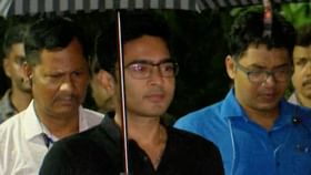 ইডি অফিস থেকে বেরিয়ে বিজেপিকে একহাত অভিষেকের ইডি অফিস থেকে বেরিয়ে বিজেপিকে একহাত অভিষেকের