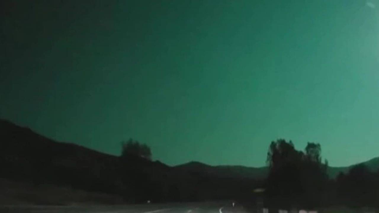 Video: সবুজ আলোয় ছেয়ে গেল রাতের আকাশ, কেন জানেন?