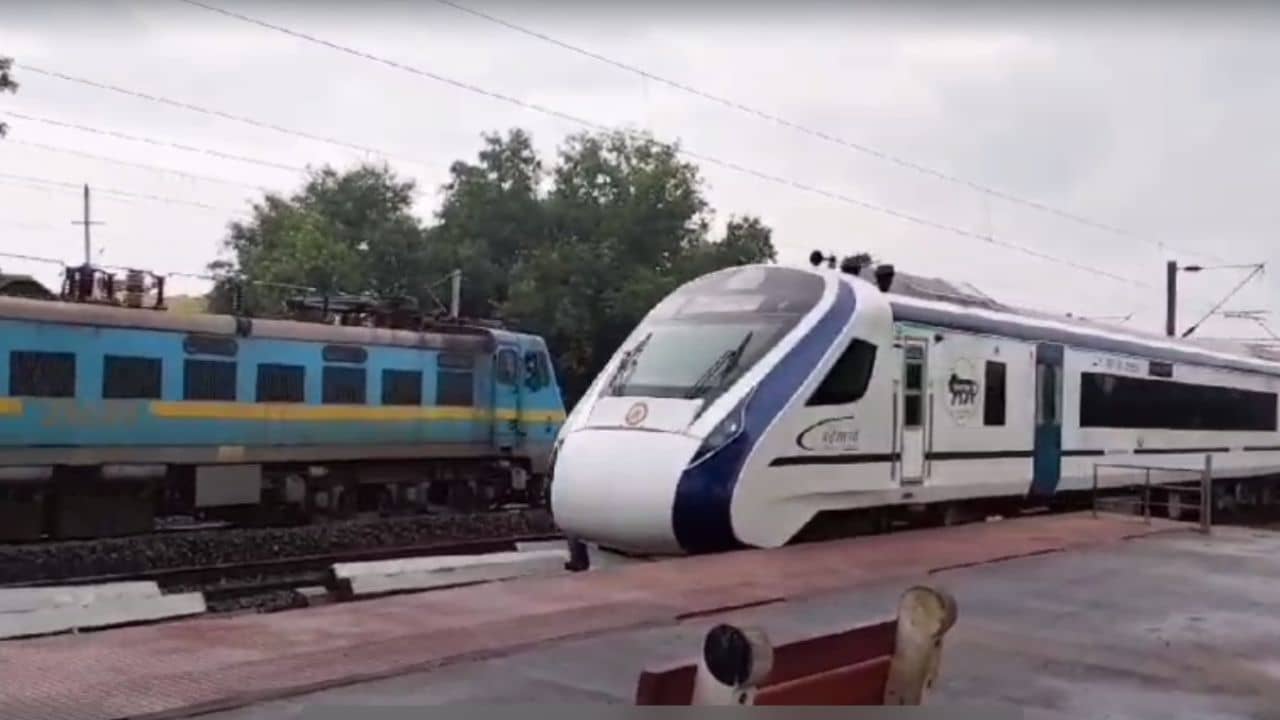 Vande Bharat in Purulia: পুরুলিয়া স্টেশনে হাজির বন্দে ভারত, রেলের সিদ্ধান্তে খুশি জেলার বাসিন্দারা