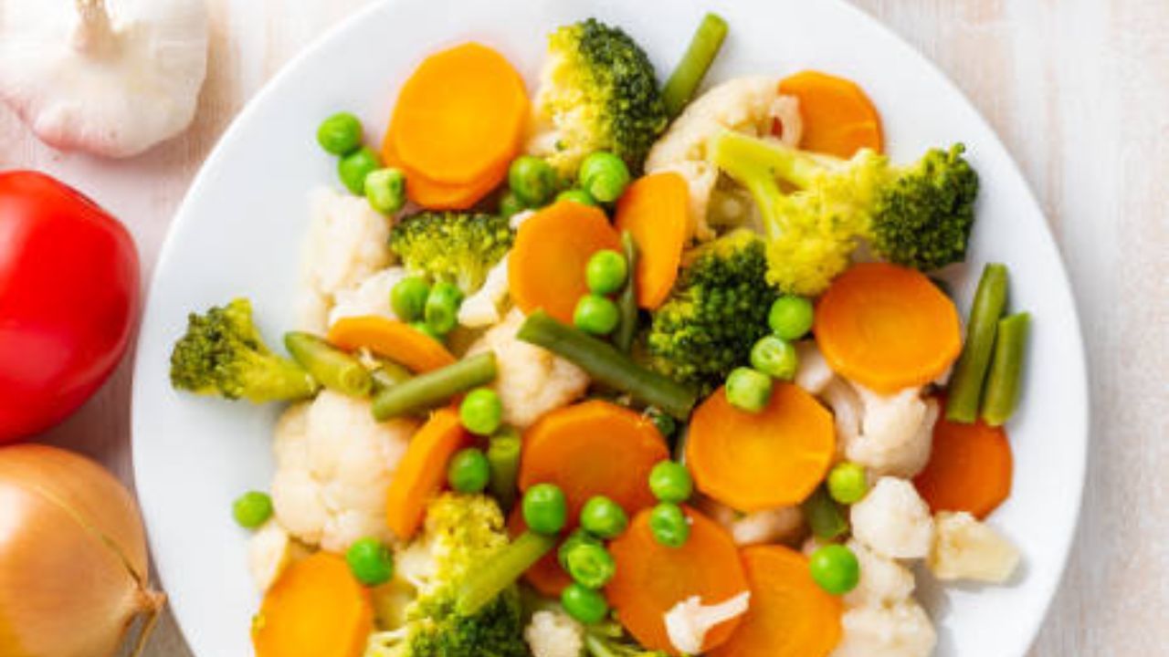 বাজারে এখন সবজির দাম আগুন। তাই এই সবজি ফেলে দিতে খুবই খারাপ লাগে। এভাবে পয়সা নষ্ট না করে সবজি দিয়েই ডাল বানিয়ে নিন। এই ডাল যেমন পুষ্টিকর হবে তেমনই খেতেও ভাল হবে। রুটি ভাত যা কিছু দিয়ে খেতে পাবেন