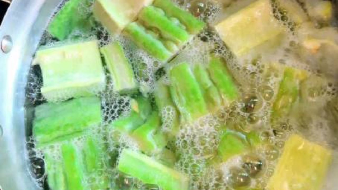 মাছ মাংসের থেকে সবজি, ডাল আমাদের শরীরের জন্য অনেক বেশি প্রয়োজনীয়। এর মধ্যে পুষ্টি, খনিজ অনেক বেশি পরিমাণে থাকে। আর তাই রোজ নিয়ম করে সবজি খেতেই হবে। এই ভাবে ডাল বানিয়ে নিলে স্বাদেও পরিবর্তন হবে 