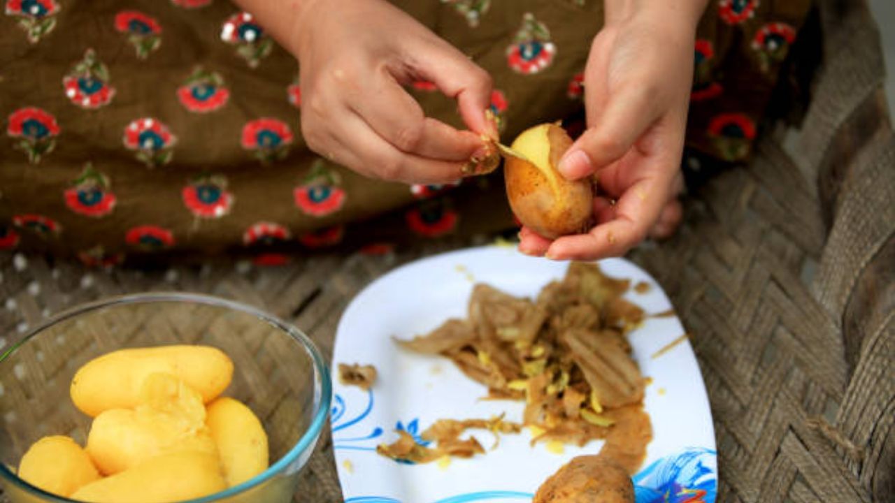 এবার সেদ্ধ করে রাখাল ডাল কড়াইতে দিয়ে পরিমাণ মত জল দিয়ে দিন। সব ভাল করে মিশিয়ে রান্না করুন। ডাল ফুটে উঠলে আঁচ কমিয়ে সবজি সেদ্ধ করতে দিন। সব সবজি ভাল করে সেদ্ধ হলে এক চামচ চিনি দিন, এই ডাল মিষ্টি মিষ্টি খেতে ভাল লাগে