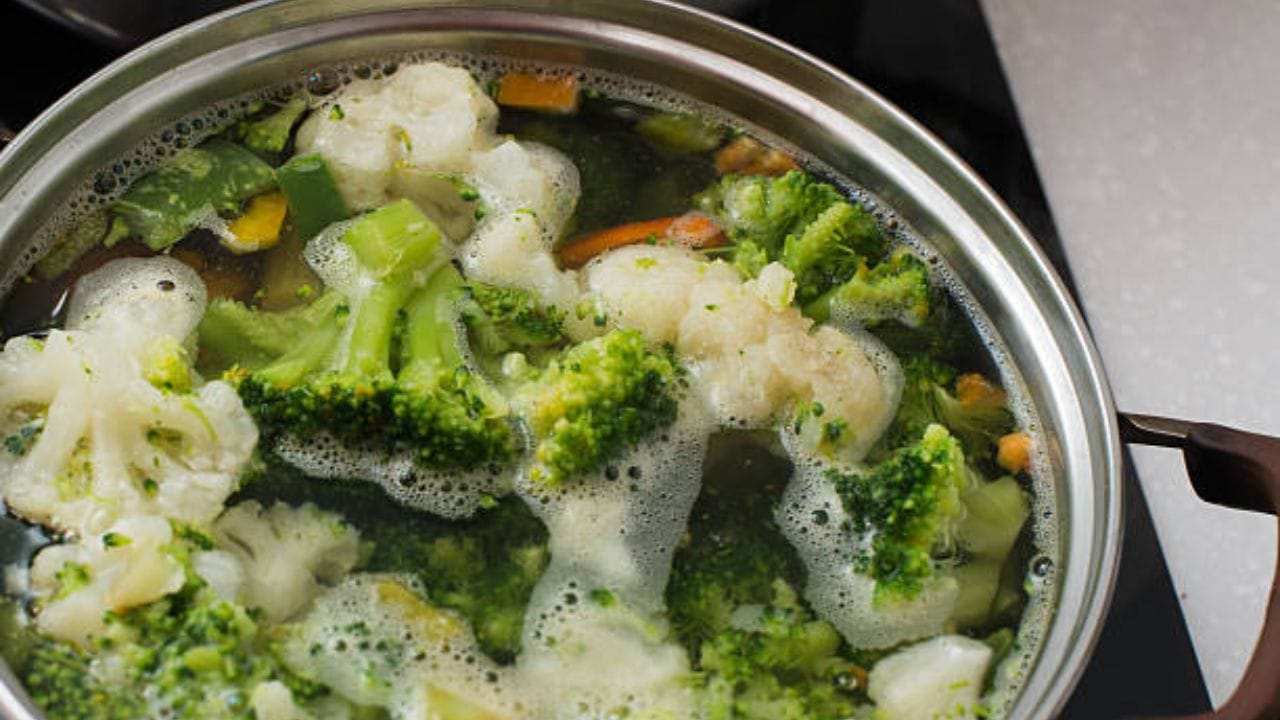 বড় এক চামচ থেঁতো করা রসুন এর মধ্যে দিয়ে নাড়িয়ে চাড়িয়ে নিন। এরপর কুমড়ো, ফুলকপি, গাজর, পটল, ঝিঙে, বরবটি, শিম, কুঁদরি এসব দিয়ে ভাল করে সাঁতলে নিতে হবে। যত ভাল ভাবে সাঁতলে নেবেন ততই এর স্বাদ ভাল হবে