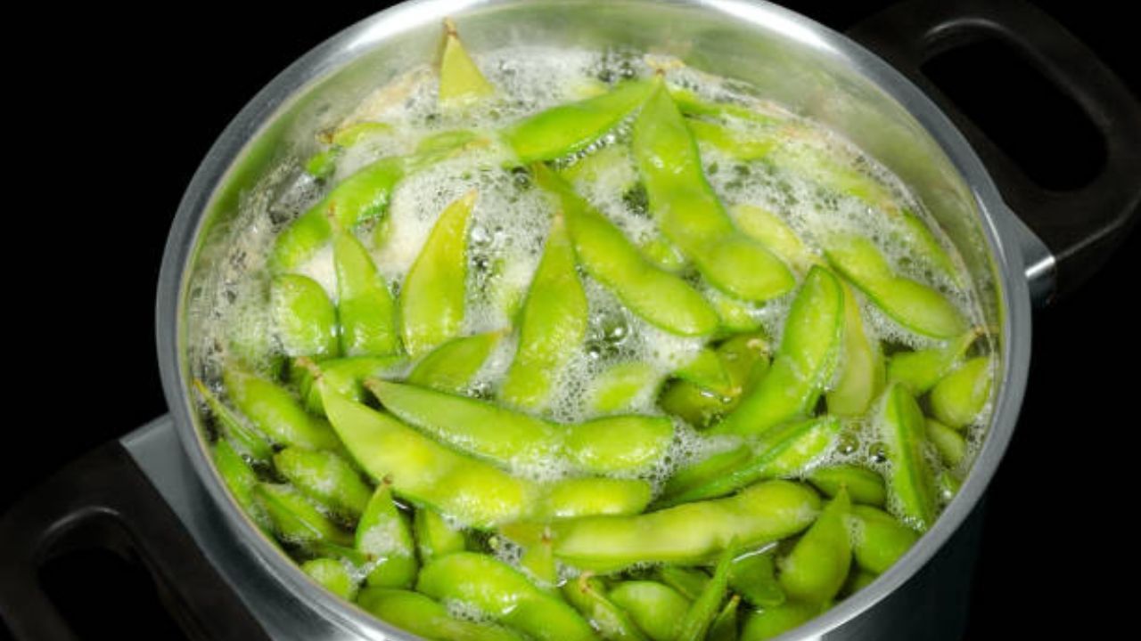 হাফ কাপ মুসুরের ডাল আগে ভাল করে ধুয়ে নিতে হবে। কুকারে জল, নুন আর হলুদ দিয়ে ডাল সেদ্ধ করে নিতে হবে। এবার কড়াইতে এক চামচ তেল গরম করে অল্প রাঁধুনি, পাঁচফোড়ন আর শুকনো লঙ্কা দিয়ে দিন 