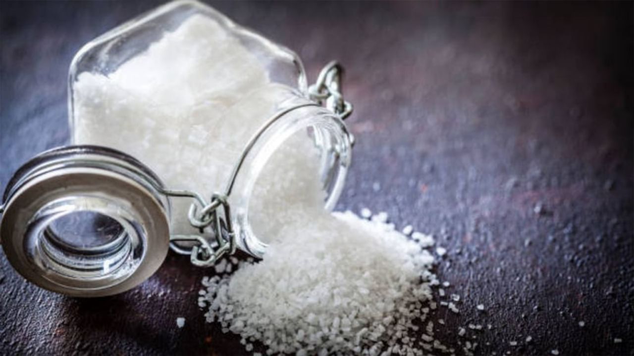 Side Effects Of Salt: কাঁচা নুনেই হাড়ের ক্ষয় ?