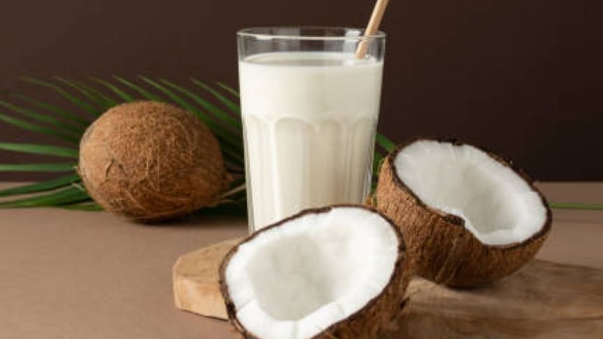 Coconut Milk Benefit: বয়স কমাবে এই দুধ!
