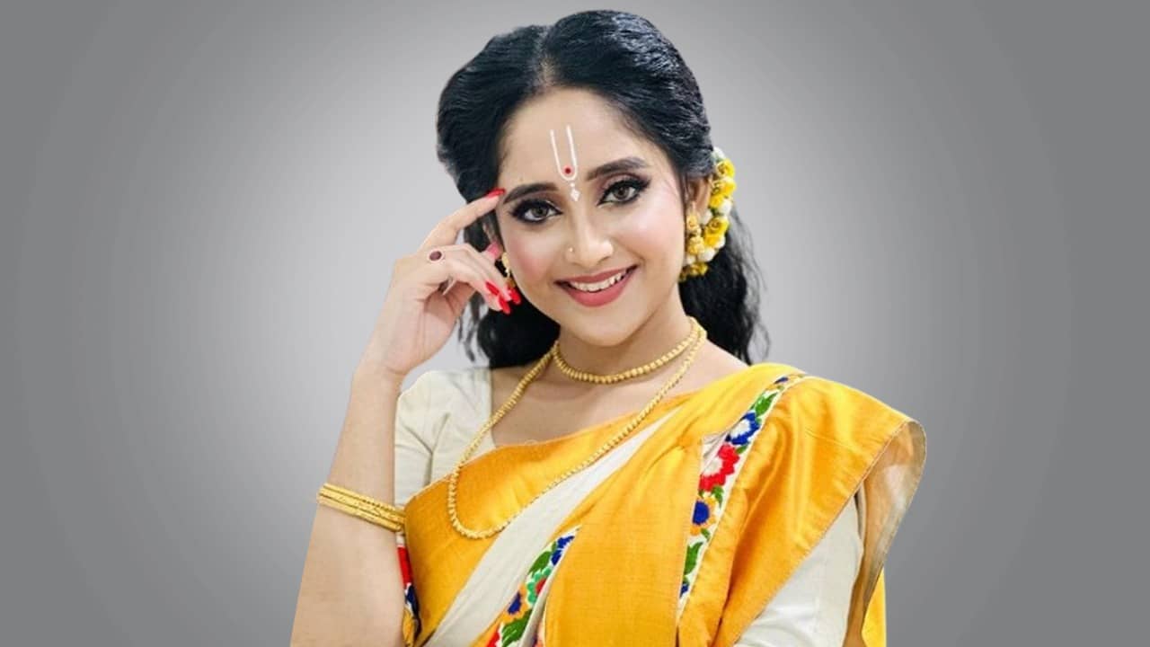 Soumitrisha Kundu: ভক্তি ভরে প্রণাম, কপাল ছুঁল জবা ফুল, মিঠাইয়ের ভক্তিতে প্রশংসা নেটপাড়ায়