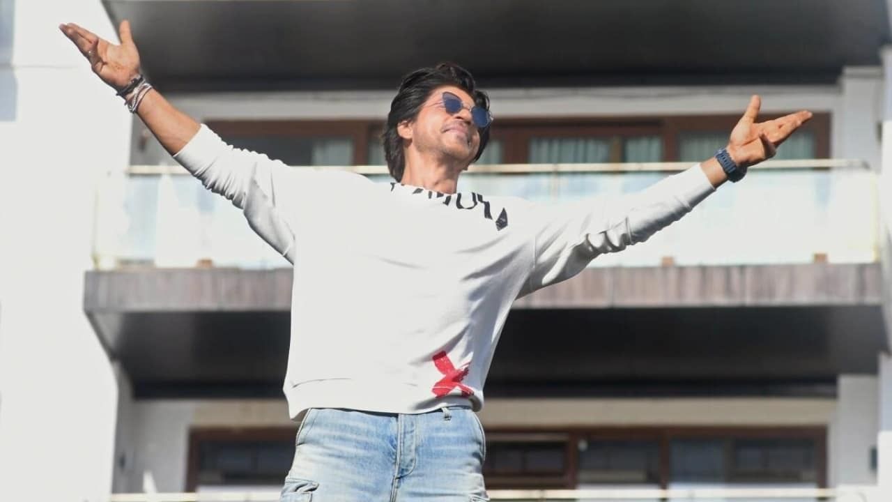 Shah Rukh Khan: 'এটা শ্লীলতাহানি নয়?' নাগালে শাহরুখ পেয়ে মহিলাদের চুম্বন, মেজাজ হারাল নেটপাড়া