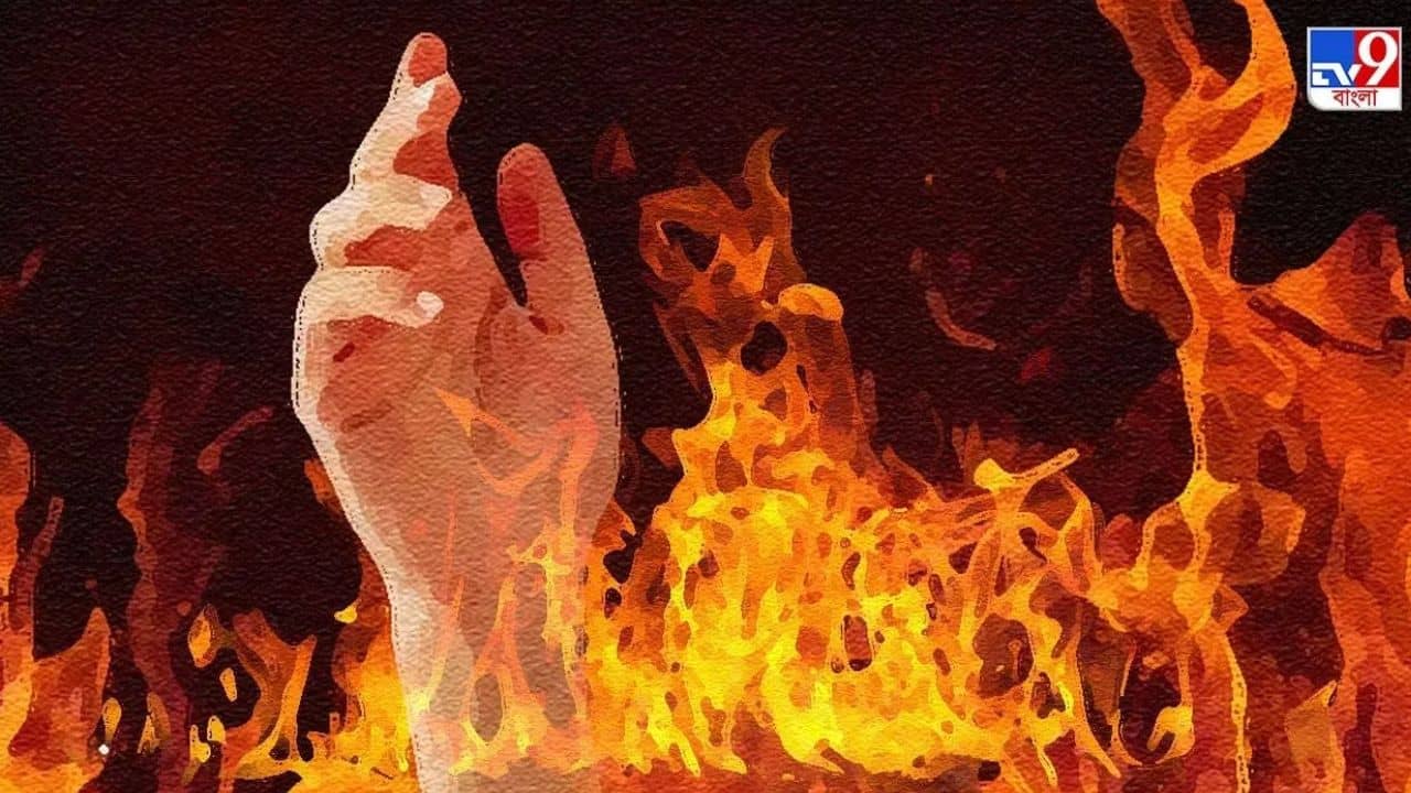 Crime News: সন্তানের বাবা কে? নাম না বলায় জঙ্গলে নিয়ে গিয়ে যুবতীর গায়ে আগুন ধরিয়ে দিল মা ও ভাই