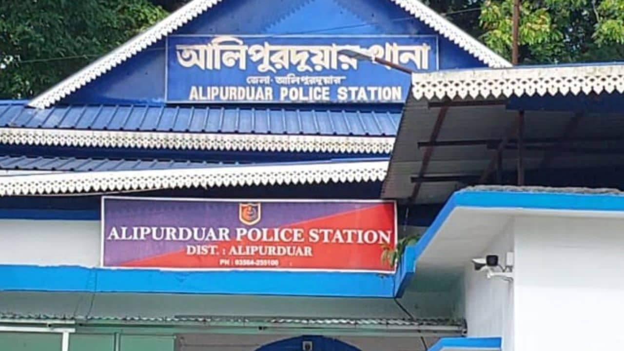 Alipurduar: আরেক কীর্তিমান কনস্টেবলের খোঁজ, ডিউটিতে গরহাজির সিভিকদের টাকা নিজের অ্যাকাউন্টে চালান