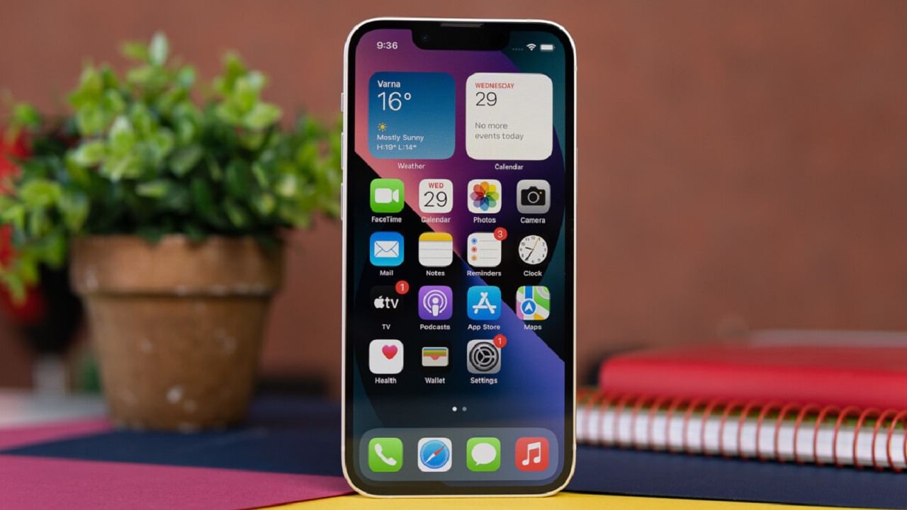 iPhone 13 কিনতে পারবেন 50 হাজার টাকারও কম দামে, তবে এখন কি কেনা ঠিক হবে? iPhone 13 কিনতে পারবেন 50 হাজার টাকারও কম দামে, তবে এখন কি কেনা ঠিক হবে?