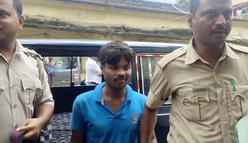 Medinipur news: টাকা দিয়ে চাকরি! ভুয়ো নিয়োগপত্র দেখিয়ে চাকরি পাওয়ার অভিযোগে গ্রেফতার যুবক Medinipur news: টাকা দিয়ে চাকরি! ভুয়ো নিয়োগপত্র দেখিয়ে চাকরি পাওয়ার অভিযোগে গ্রেফতার যুবক