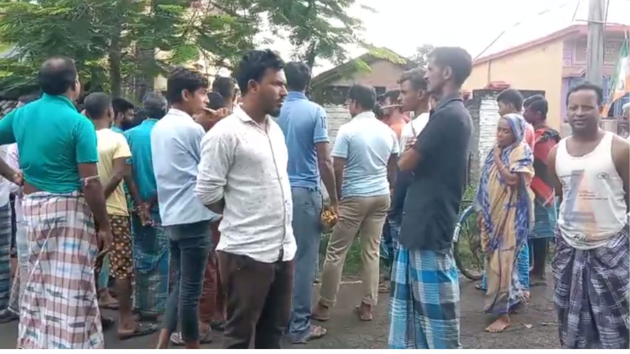 Birbhum Accident: ভোররাতে ডাম্পারের ধাক্কা, পা থেঁতলে গেল ব্যক্তির Birbhum Accident: ভোররাতে ডাম্পারের ধাক্কা, পা থেঁতলে গেল ব্যক্তির