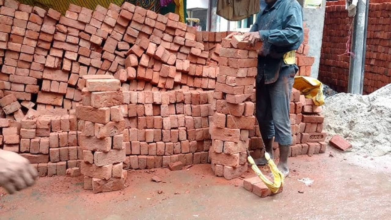 Uttar Pradesh: শিক্ষকের নির্দেশে স্কুলে গিয়ে ইট বইছে ছাত্ররা! ভিডিয়ো ছড়াতেই বিতর্ক