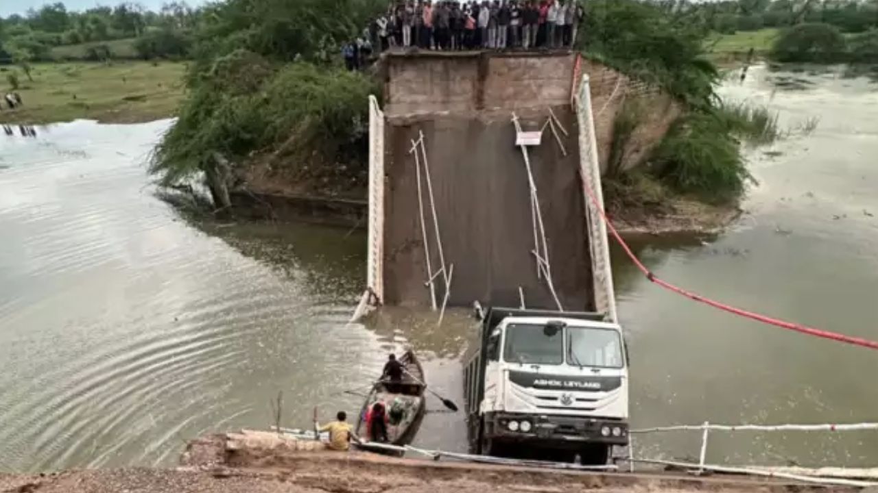 Bridge collapsed: ফের গুজরাটে ভেঙে পড়ল ব্রিজ, ভেসে গেল ১০ জন