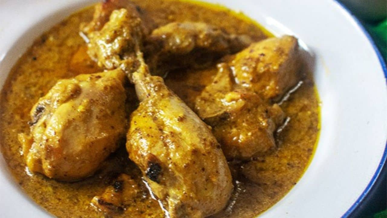 Chicken Curry: মুরগির পাতলা ঝোল একঘেঁয়ে লাগে? কাসুন্দি মিশিয়ে বানিয়ে ফেলুন চিকেন কষা