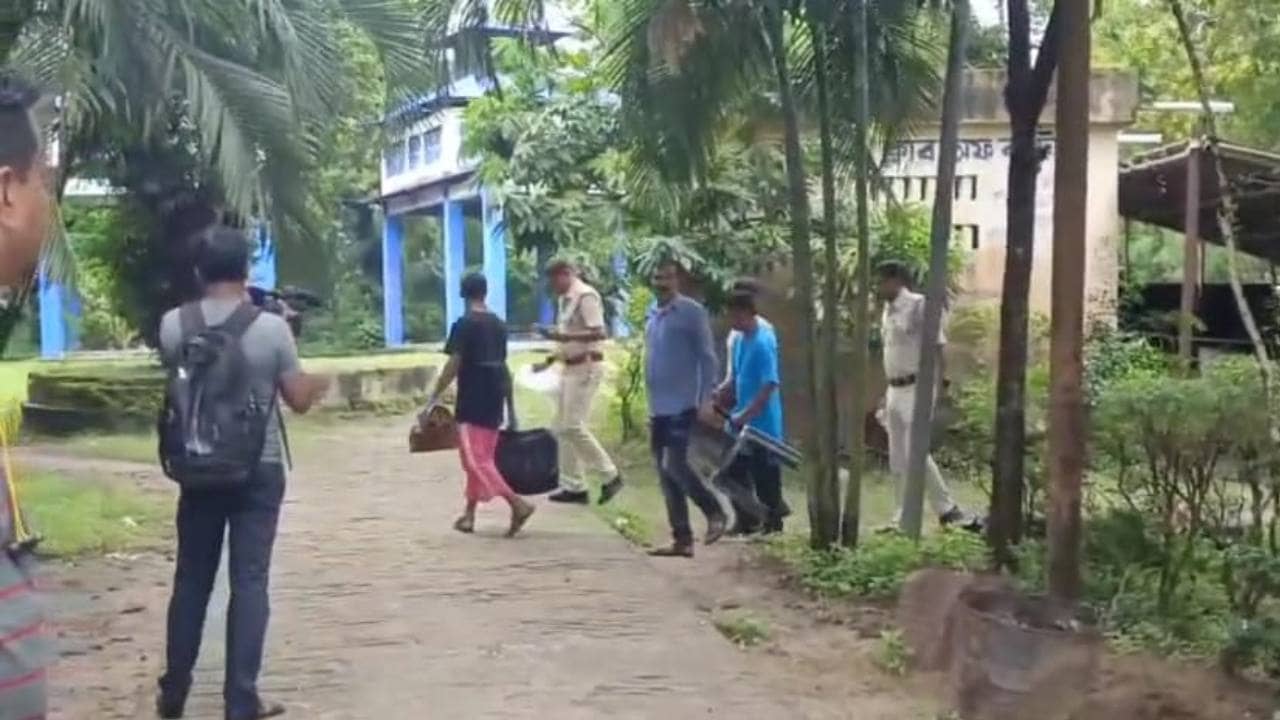 মৃত্যুর পাঁচ দিন পর ময়নাতদন্ত করতে মাটি থেকে তোলা হল সদ্যোজাতের দেহ