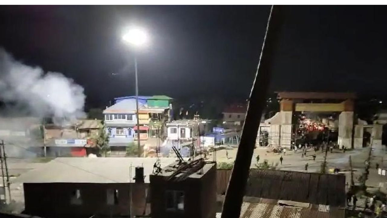 Manipur CM: মণিপুরের মুখ্যমন্ত্রীর বাড়িতে হামলা Manipur CM: মণিপুরের মুখ্যমন্ত্রীর বাড়িতে হামলা