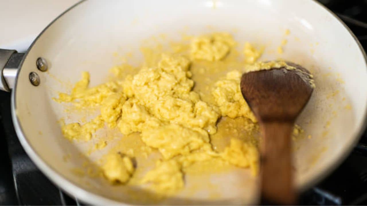 Cooking Tips: ডিম-মাছ ভাজতে গেলে কড়াইতে আটকে যায়? কম তেলেই করুন মুশকিল আসান