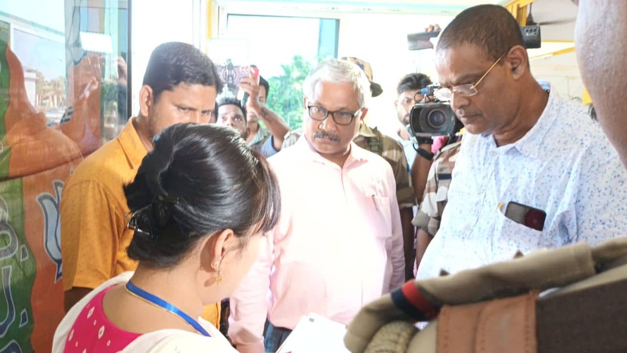 Dhupguri By Election: ধূপগুড়িতে বহিরাগত! ভর দুপুরে অভিযোগ শুনেই ছুটল পুলিশ