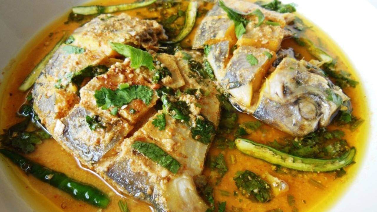 Fish Recipe: কালোজিরে দিয়ে পমফ্রেট খেতে একঘেঁয়ে লাগছে? টক দই মেশাতে পারেন