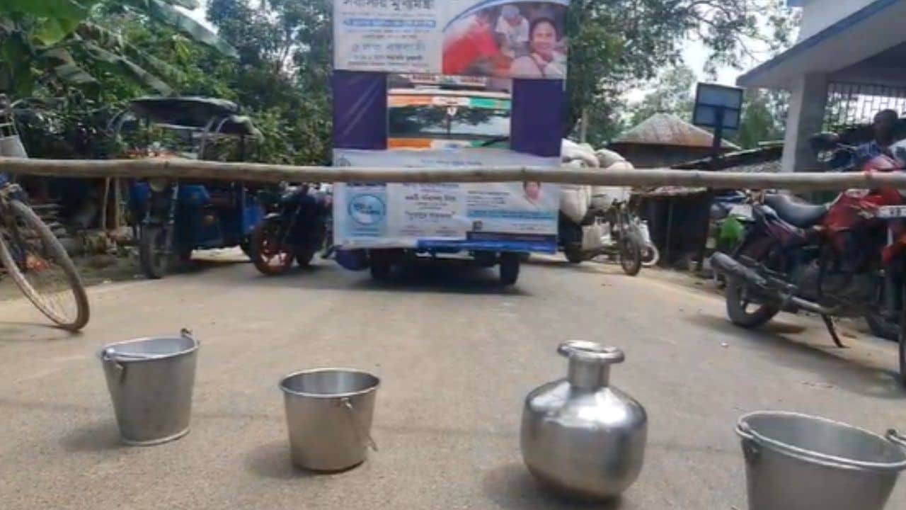 Tapan: পানীয় জলের জন্যও পথে নামতে হচ্ছে?, হাঁড়ি-কলসি নিয়ে অবরোধে শতাধিক গ্রামবাসী