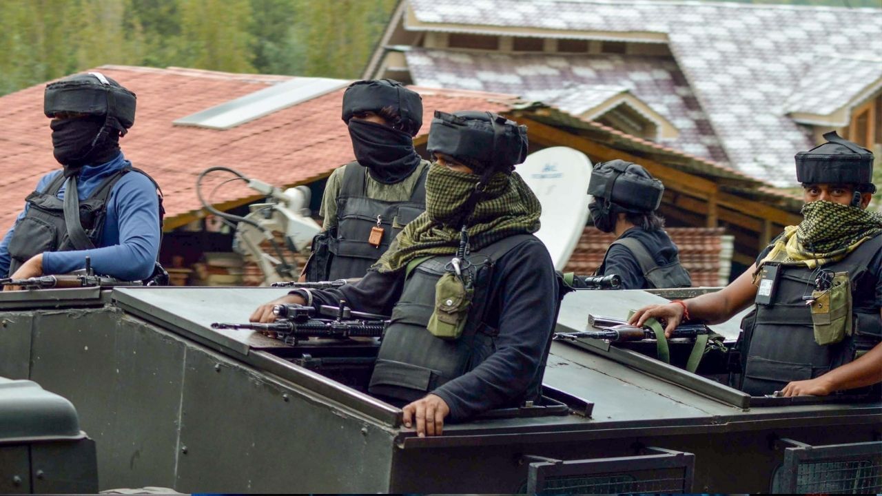 J&K Encounter: নিকেশ লস্কর নেতা, জঙ্গলে পড়ে আরও এক জঙ্গির দেহ, ৭ দিন পর শেষ হল অনন্তনাগের অভিযান J&K Encounter: নিকেশ লস্কর নেতা, জঙ্গলে পড়ে আরও এক জঙ্গির দেহ, ৭ দিন পর শেষ হল অনন্তনাগের অভিযান