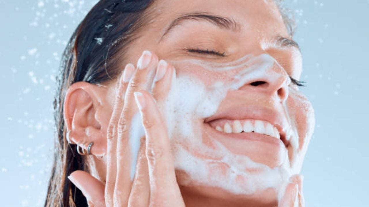 Double Cleansing ঘুমোতে যাওয়ার আগে মুখ দু'বার ধরে পরিষ্কার করা জরুরি