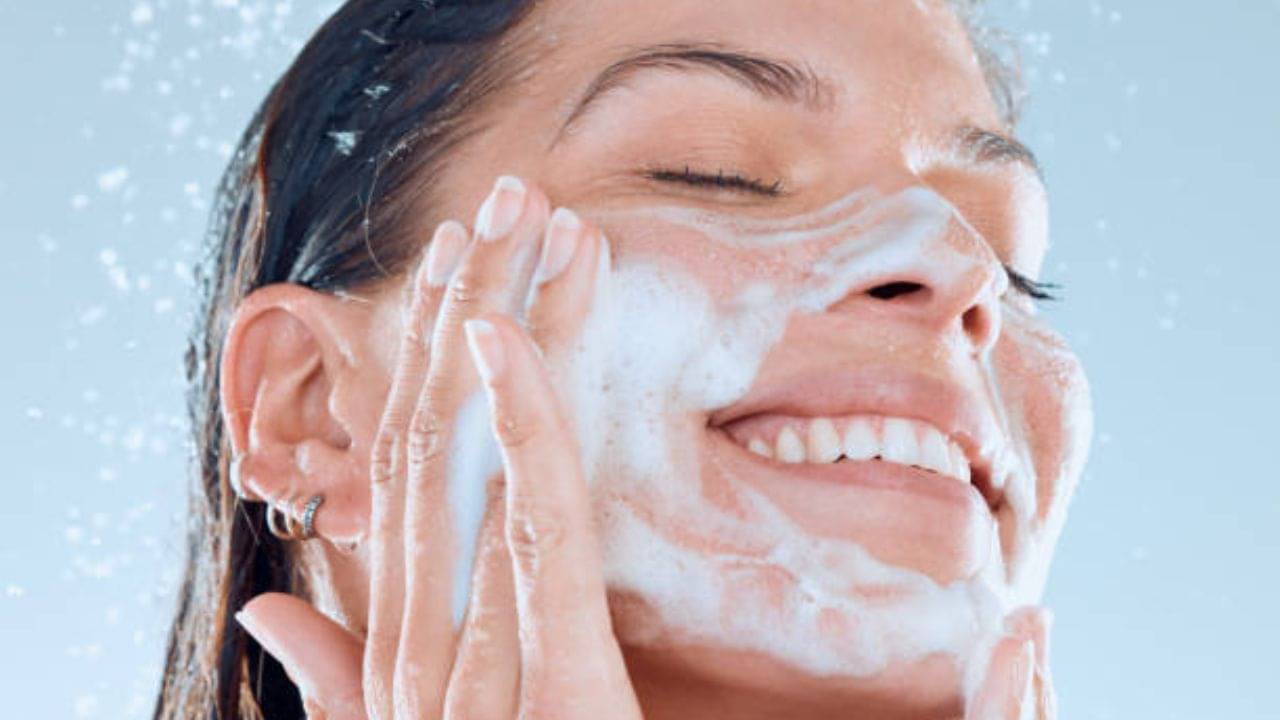 Double Cleansing: ঘুমোতে যাওয়ার আগে মুখ দুবার ধরে পরিষ্কার করা জরুরি, কেন জানেন?