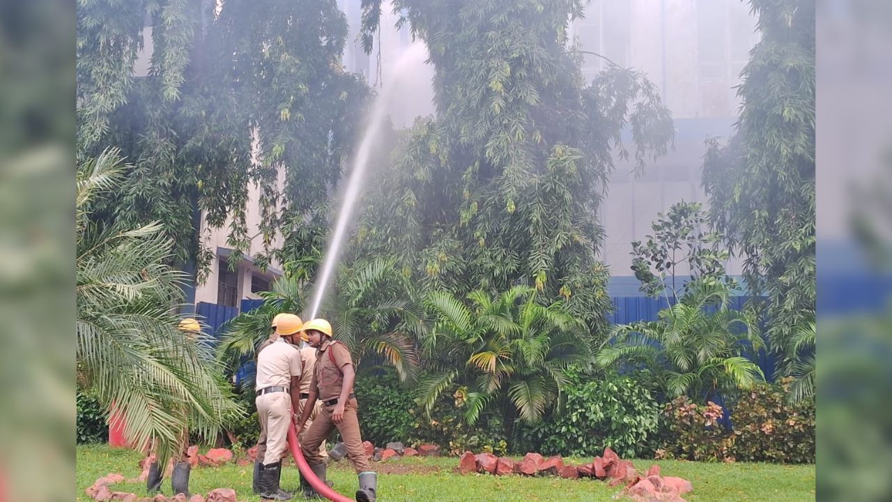 Fire: মধ্যরাতে আসানসোল-দুর্গাপুর উন্নয়ন পর্ষদের অফিসে আগুন, পুড়ে ছাই বহু নথি Fire: মধ্যরাতে আসানসোল-দুর্গাপুর উন্নয়ন পর্ষদের অফিসে আগুন, পুড়ে ছাই বহু নথি