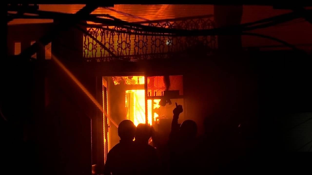 Fire breaks out: এলিয়ট রোডের গুদামে বিধ্বংসী আগুন, দমকলের ১৫টি ইঞ্জিনের চেষ্টায় নিয়ন্ত্রণে