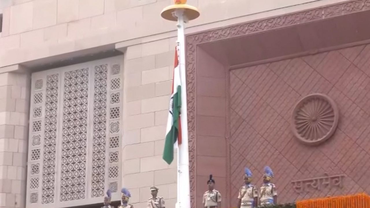 New Parliament Flag Hoisting: নতুন সংসদ ভবনে পতাকা উত্তোলন, বিকেলে সর্বদলীয় বৈঠকে বসবেন প্রধানমন্ত্রী মোদী