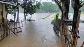 ফুঁসছে টাঙ্গন, ভাঙনের ভয়ে বিনিদ্র রাত কাটাচ্ছে কুশমণ্ডি ফুঁসছে টাঙ্গন, ভাঙনের ভয়ে বিনিদ্র রাত কাটাচ্ছে কুশমণ্ডি