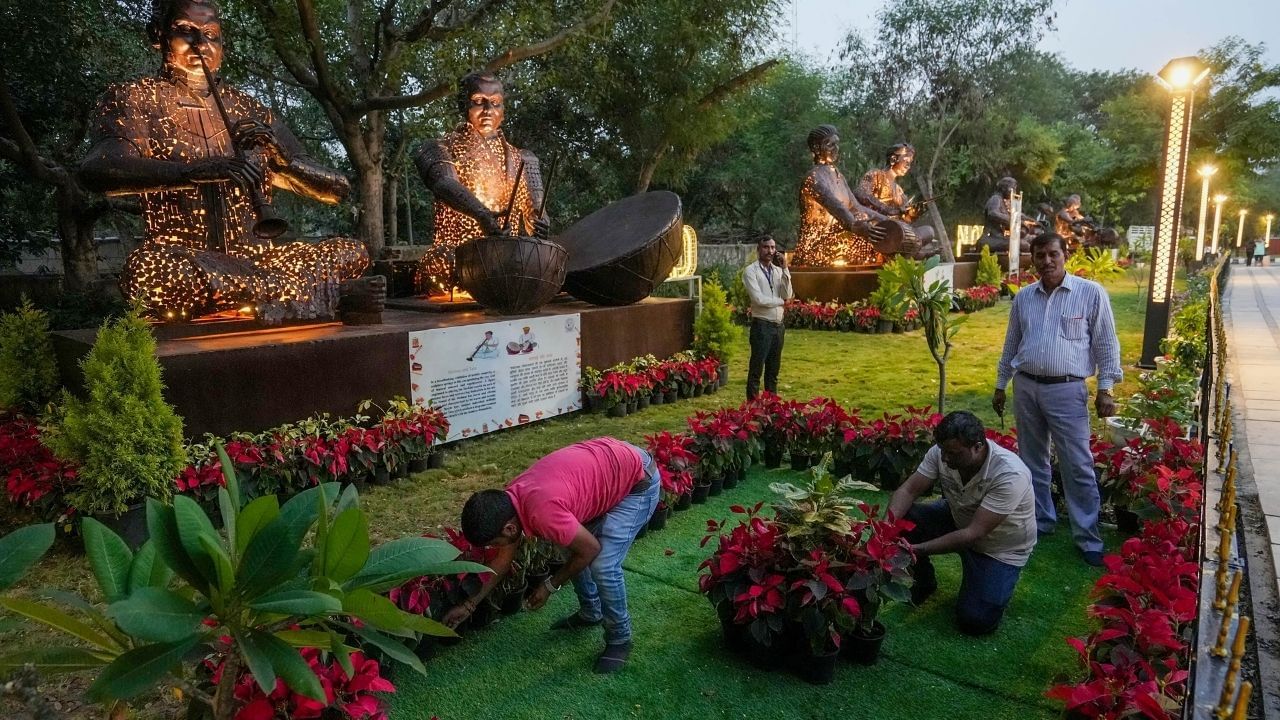 এছাড়াও রাস্তার ধারগুলিতে ফুলের গাছ বসিয়ে সৌন্দ্যর্যায়নের ব্যবস্থা করা হয়েছে।