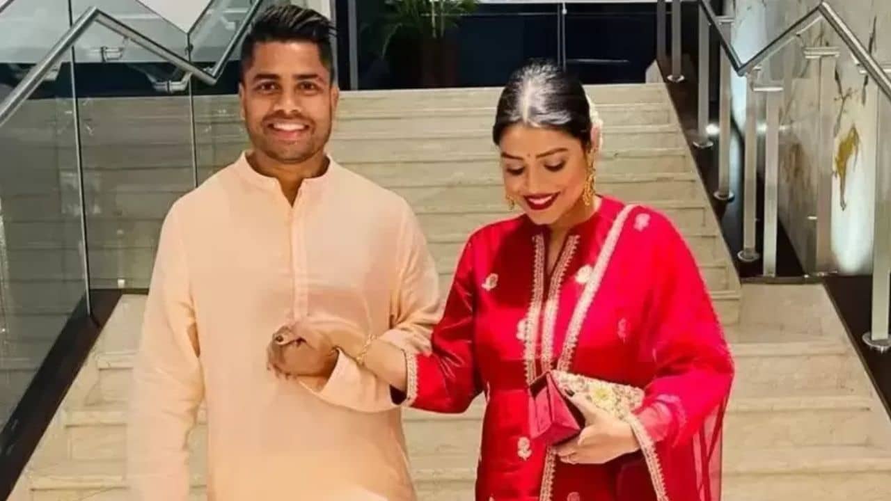 Tollywood Gossip: প্রবীরের লাকি চার্ম, ISL- এর প্রথম ম্যাচে সারপ্রাইজ গীতশ্রীর