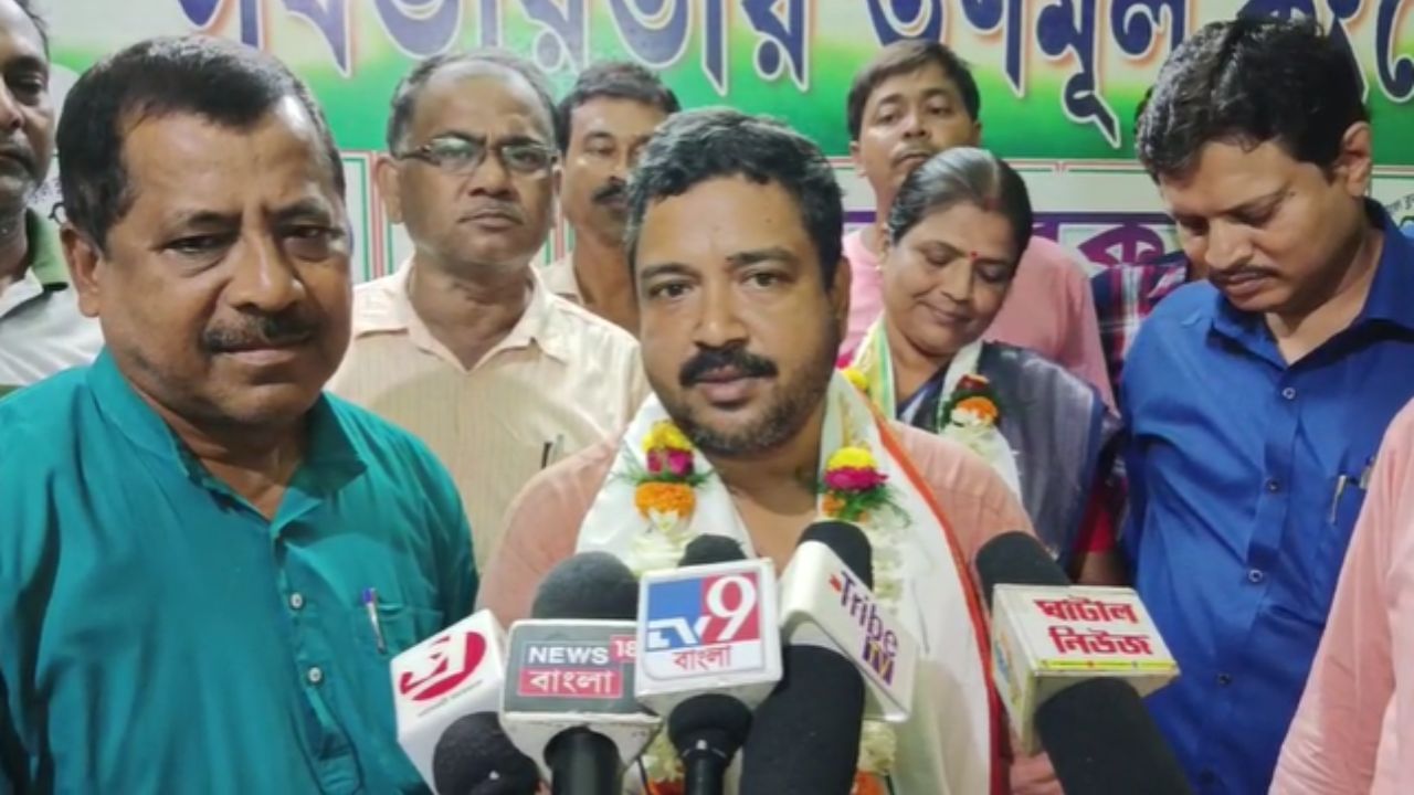 Ghatal BJP: স্বামী-স্ত্রীর ফুল বদল, বিজেপি বলল, 'ওরা তৃণমূলের দালাল' Ghatal BJP: স্বামী-স্ত্রীর ফুল বদল, বিজেপি বলল, 'ওরা তৃণমূলের দালাল'
